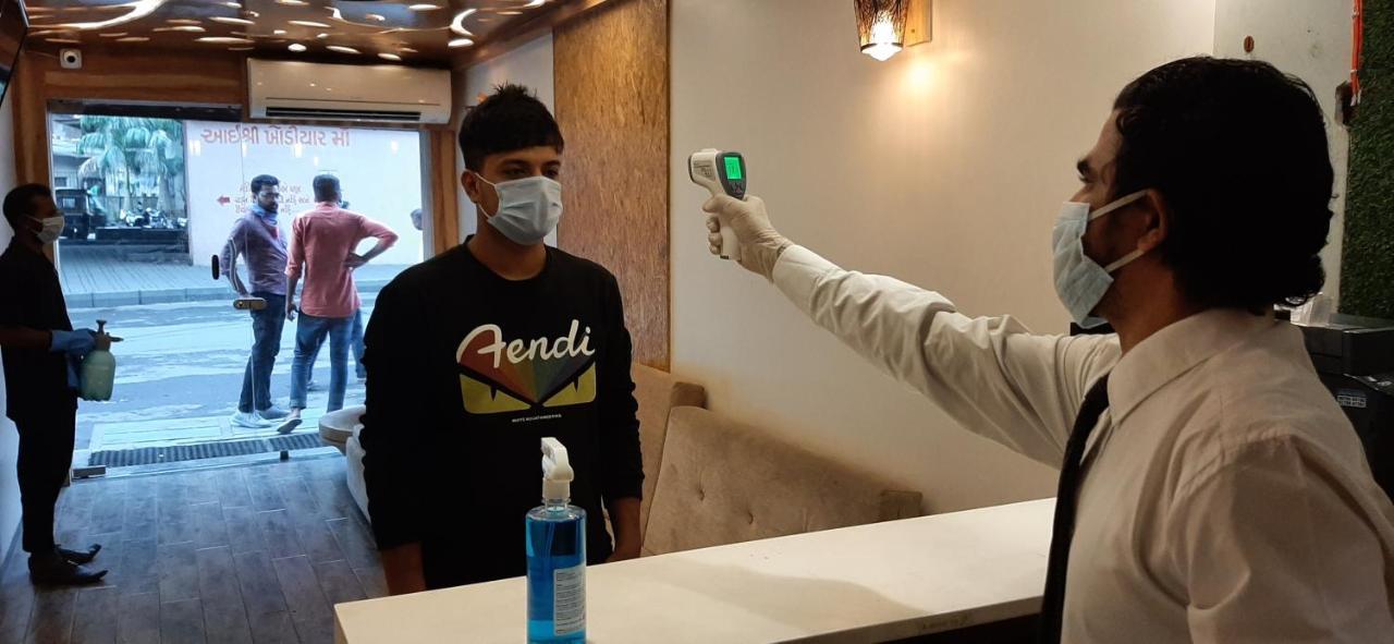 Hotel Amisha International Surat Bagian luar foto