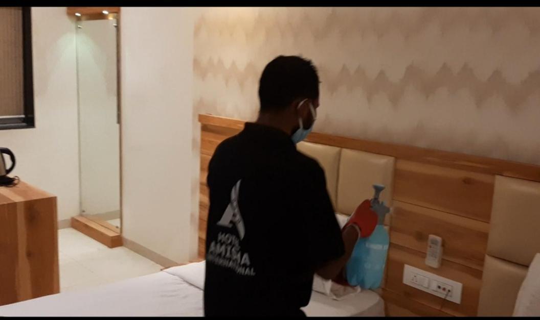 Hotel Amisha International Surat Bagian luar foto