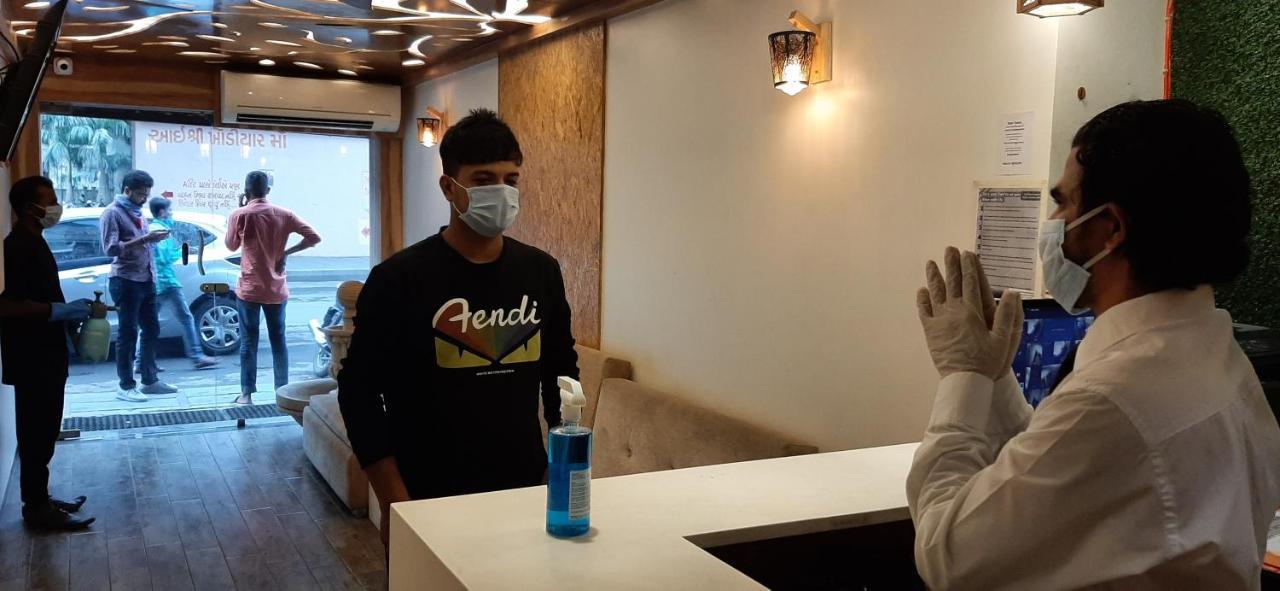Hotel Amisha International Surat Bagian luar foto