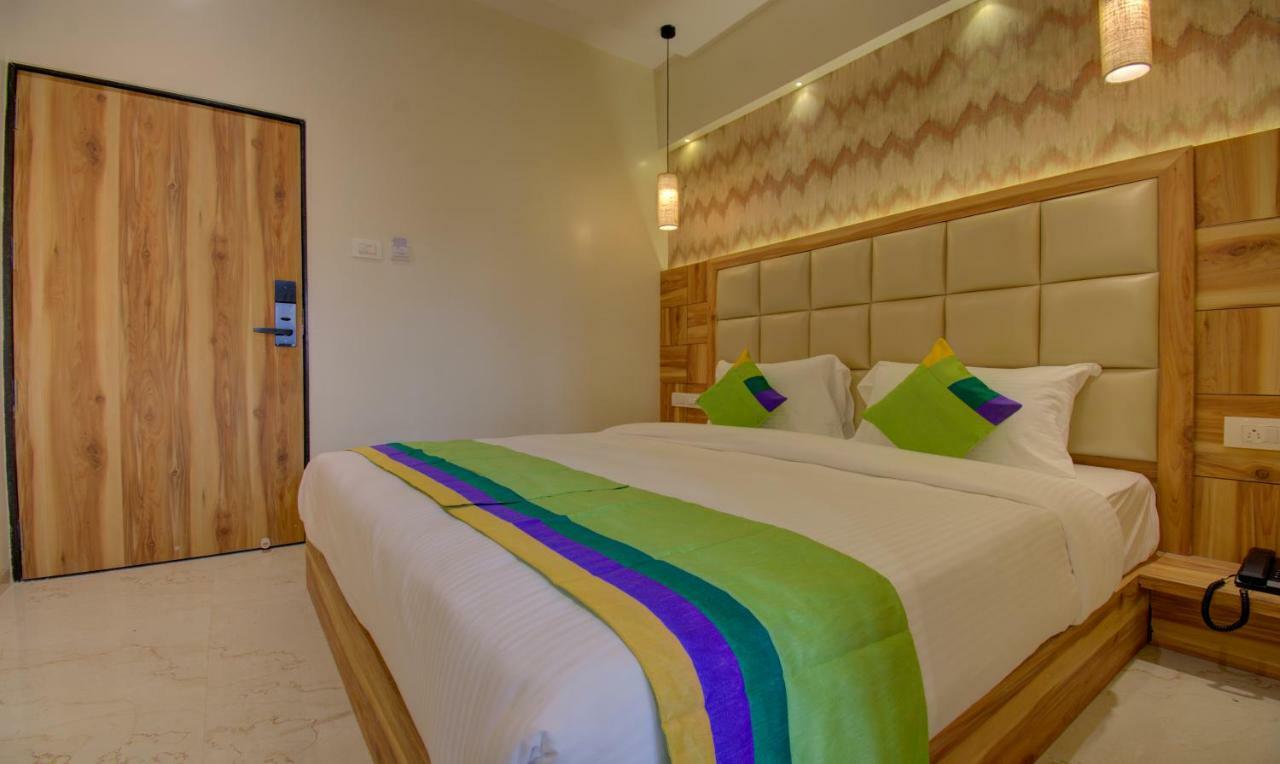 Hotel Amisha International Surat Bagian luar foto
