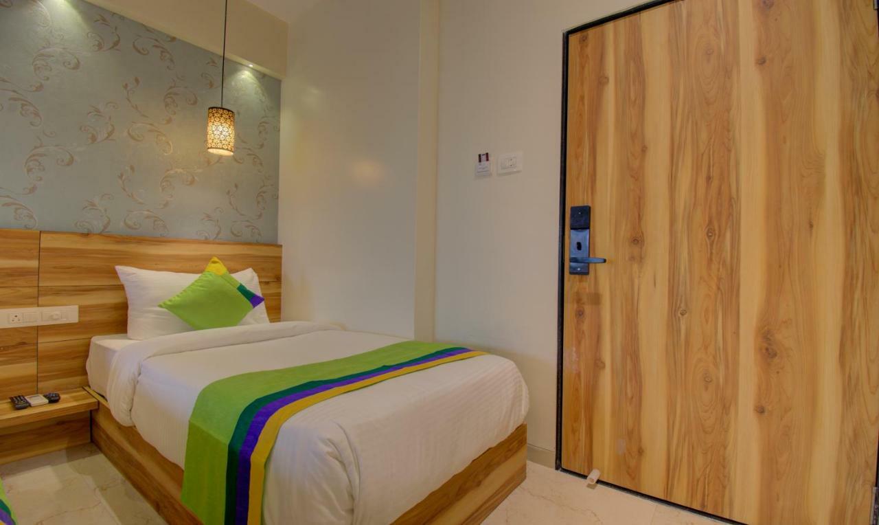 Hotel Amisha International Surat Bagian luar foto