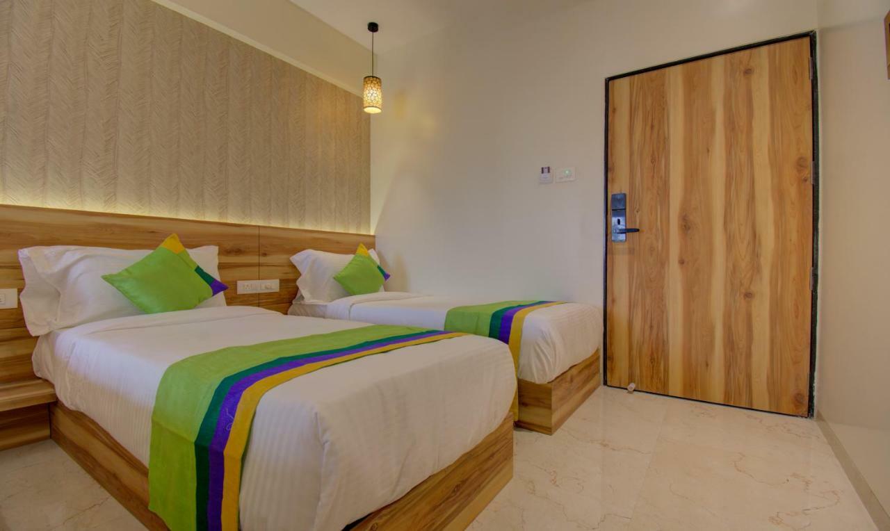 Hotel Amisha International Surat Bagian luar foto