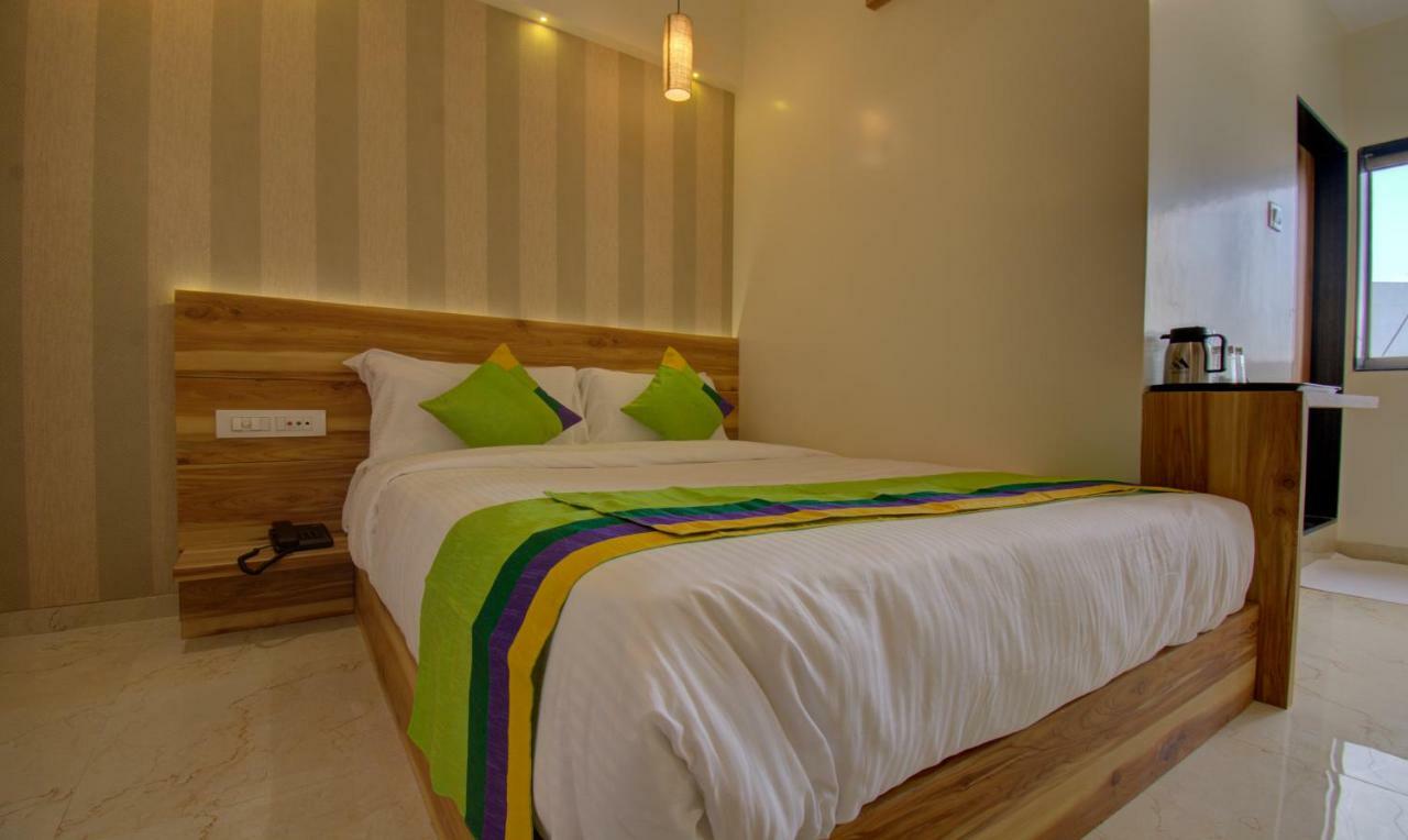 Hotel Amisha International Surat Bagian luar foto