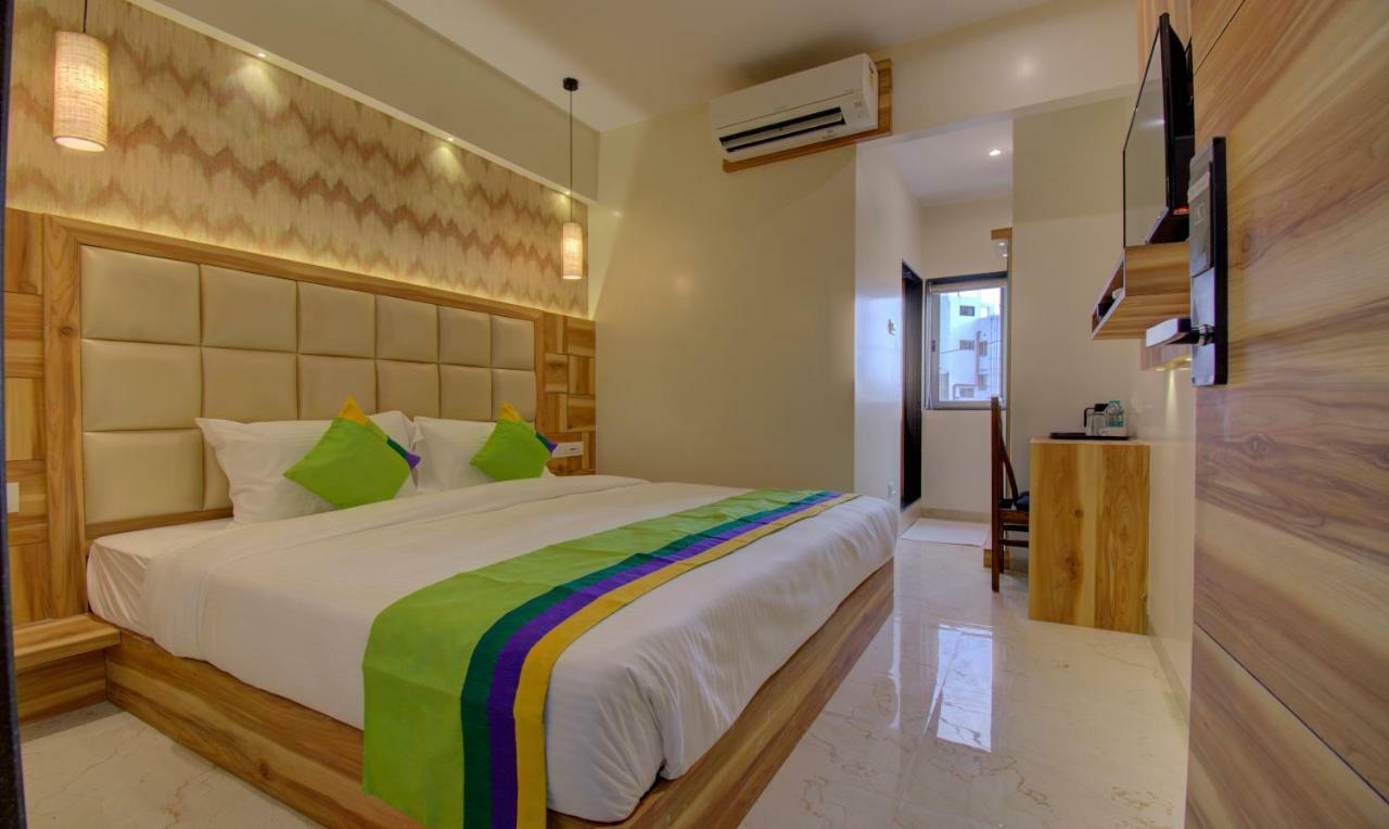 Hotel Amisha International Surat Bagian luar foto