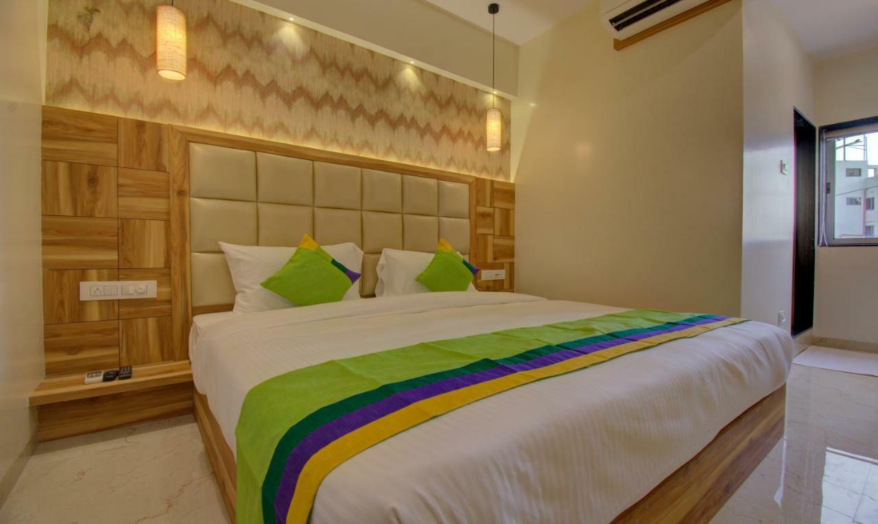 Hotel Amisha International Surat Bagian luar foto
