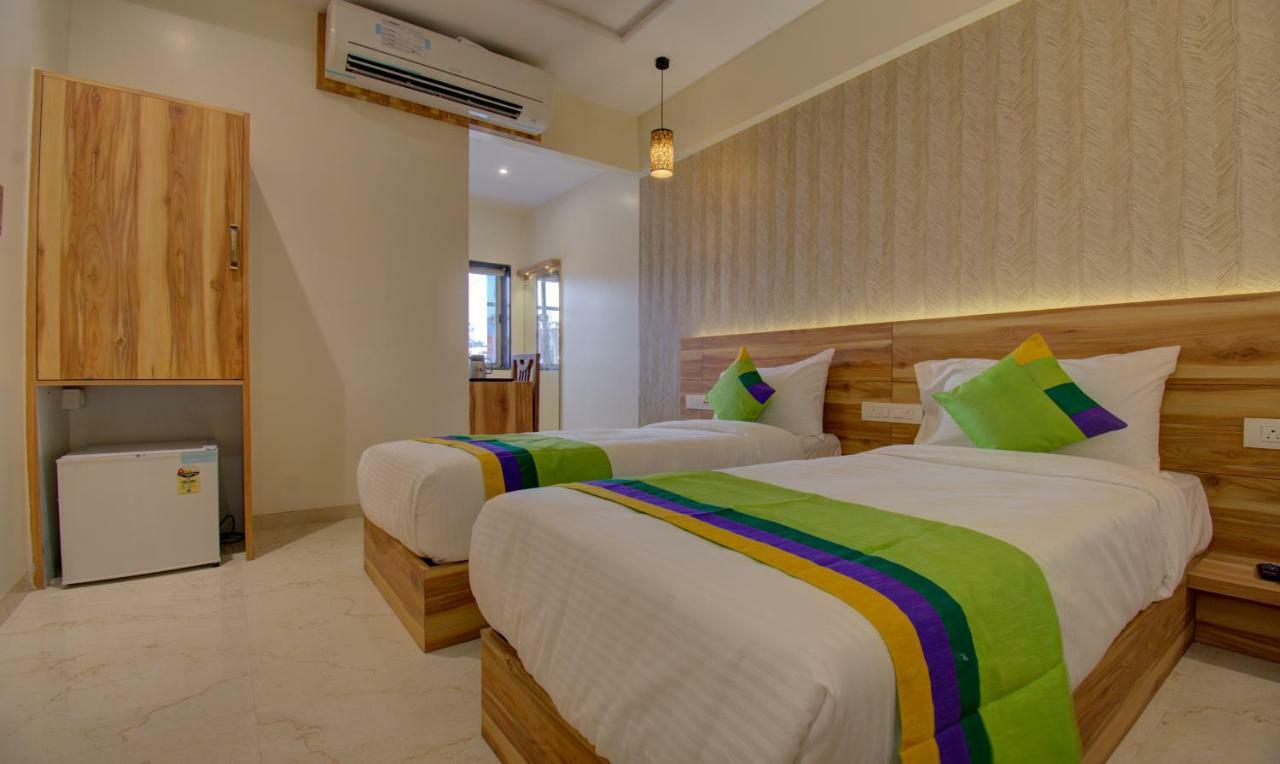 Hotel Amisha International Surat Bagian luar foto