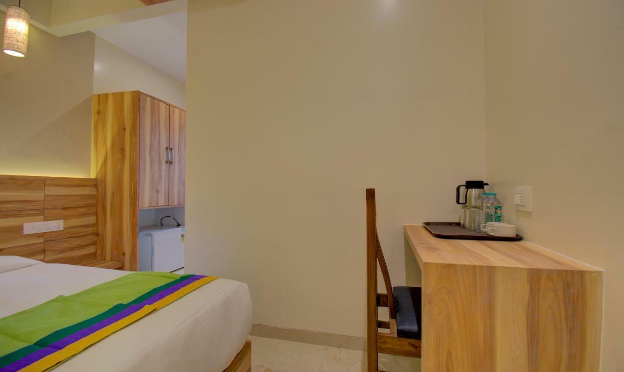 Hotel Amisha International Surat Bagian luar foto