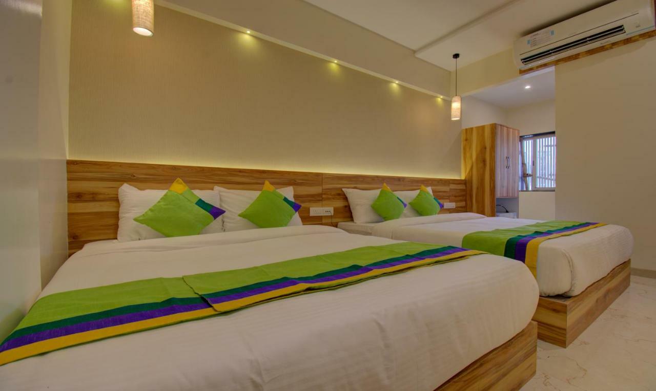 Hotel Amisha International Surat Bagian luar foto