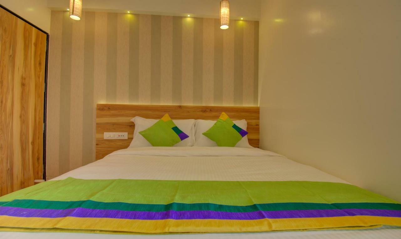 Hotel Amisha International Surat Bagian luar foto