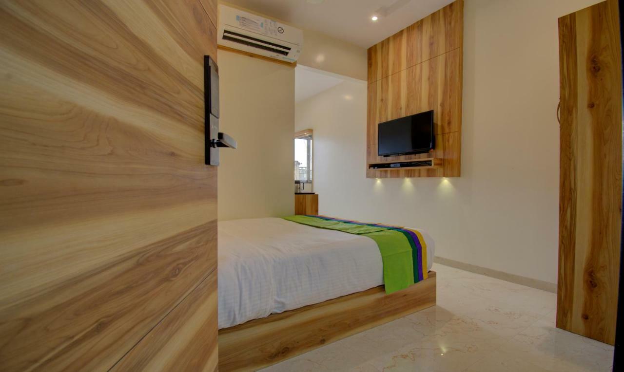 Hotel Amisha International Surat Bagian luar foto