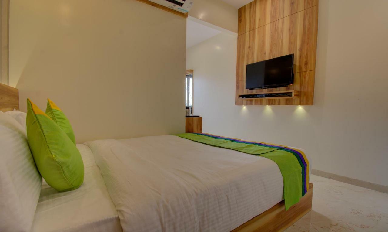 Hotel Amisha International Surat Bagian luar foto
