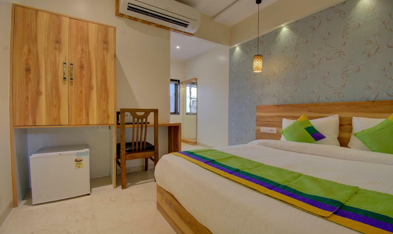 Hotel Amisha International Surat Bagian luar foto