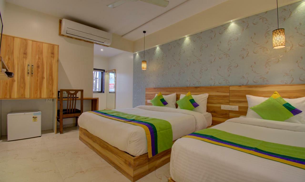 Hotel Amisha International Surat Bagian luar foto