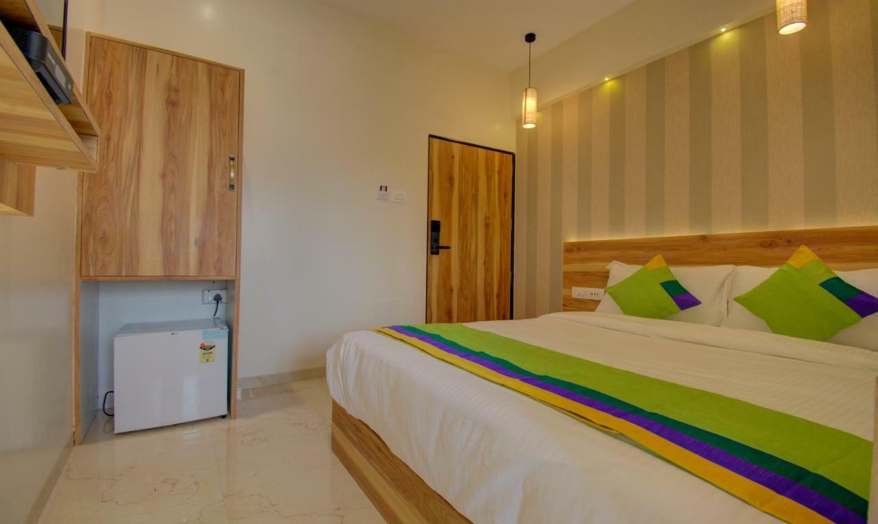 Hotel Amisha International Surat Bagian luar foto