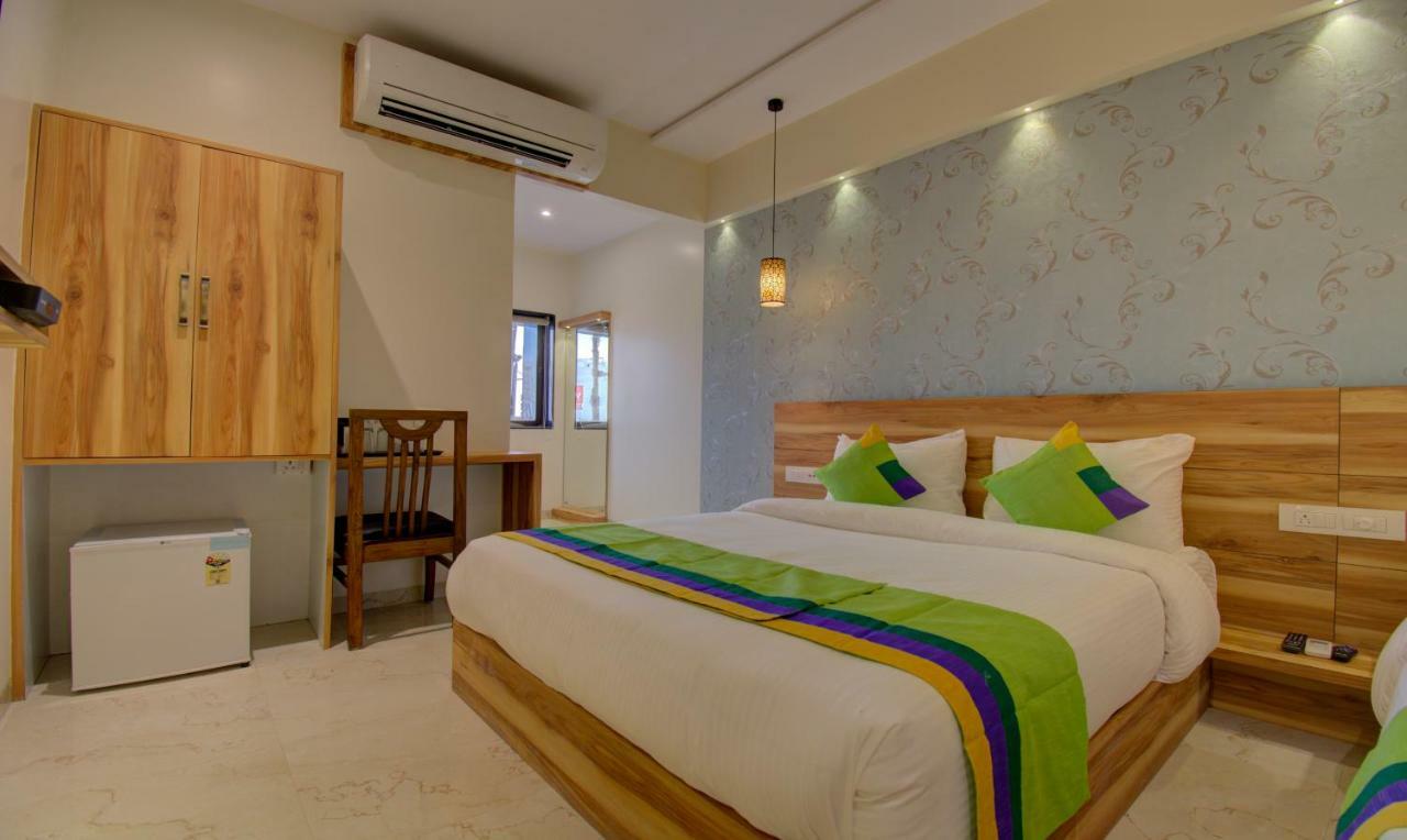 Hotel Amisha International Surat Bagian luar foto