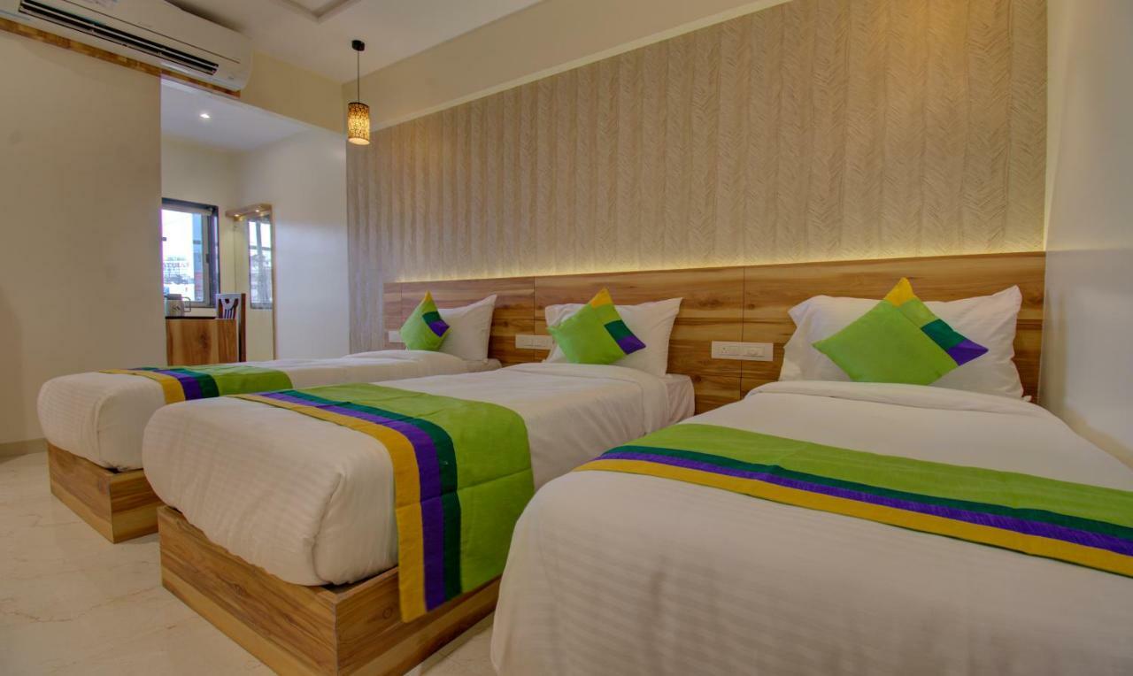 Hotel Amisha International Surat Bagian luar foto