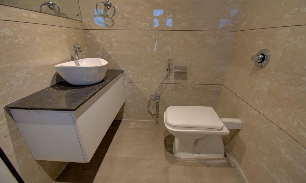 Hotel Amisha International Surat Bagian luar foto