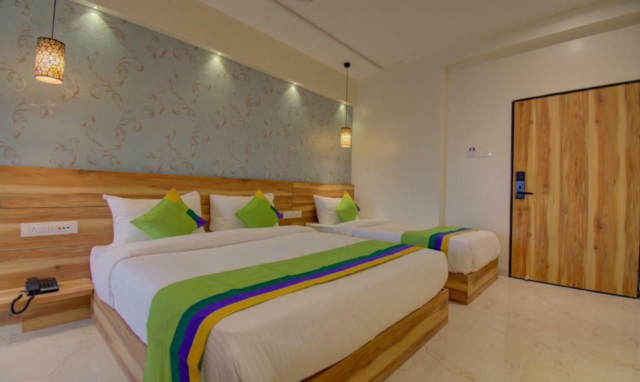 Hotel Amisha International Surat Bagian luar foto