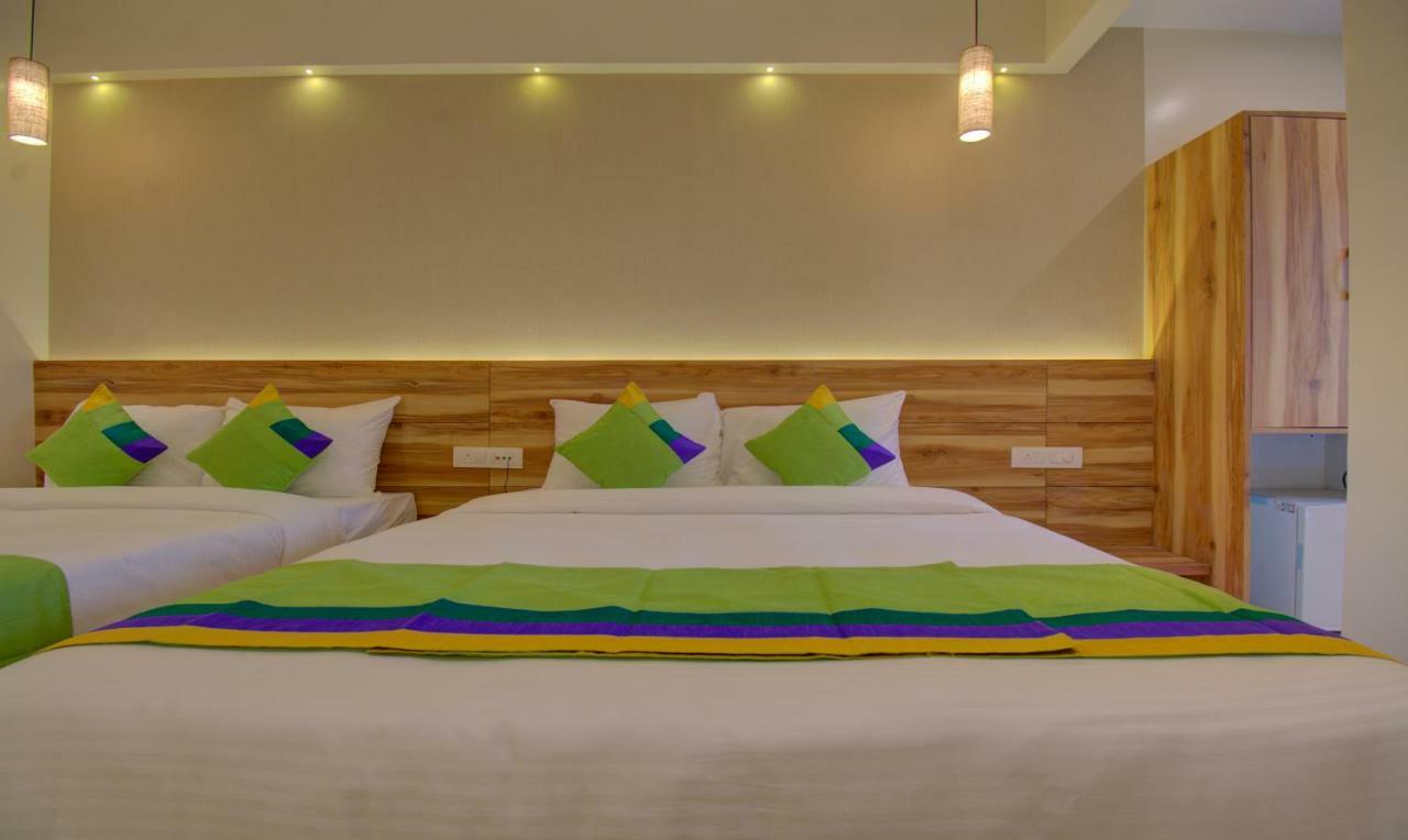 Hotel Amisha International Surat Bagian luar foto