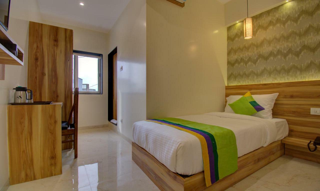 Hotel Amisha International Surat Bagian luar foto