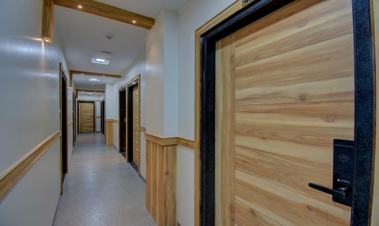Hotel Amisha International Surat Bagian luar foto
