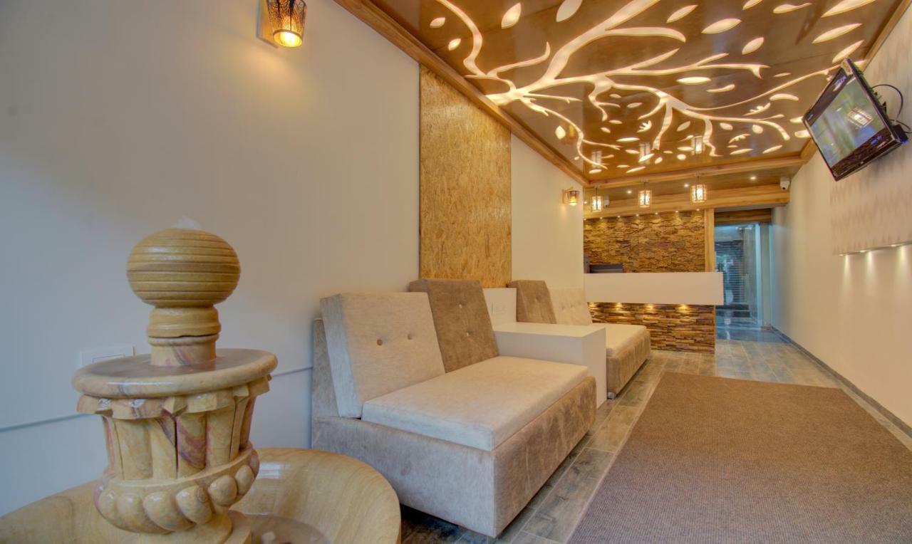 Hotel Amisha International Surat Bagian luar foto