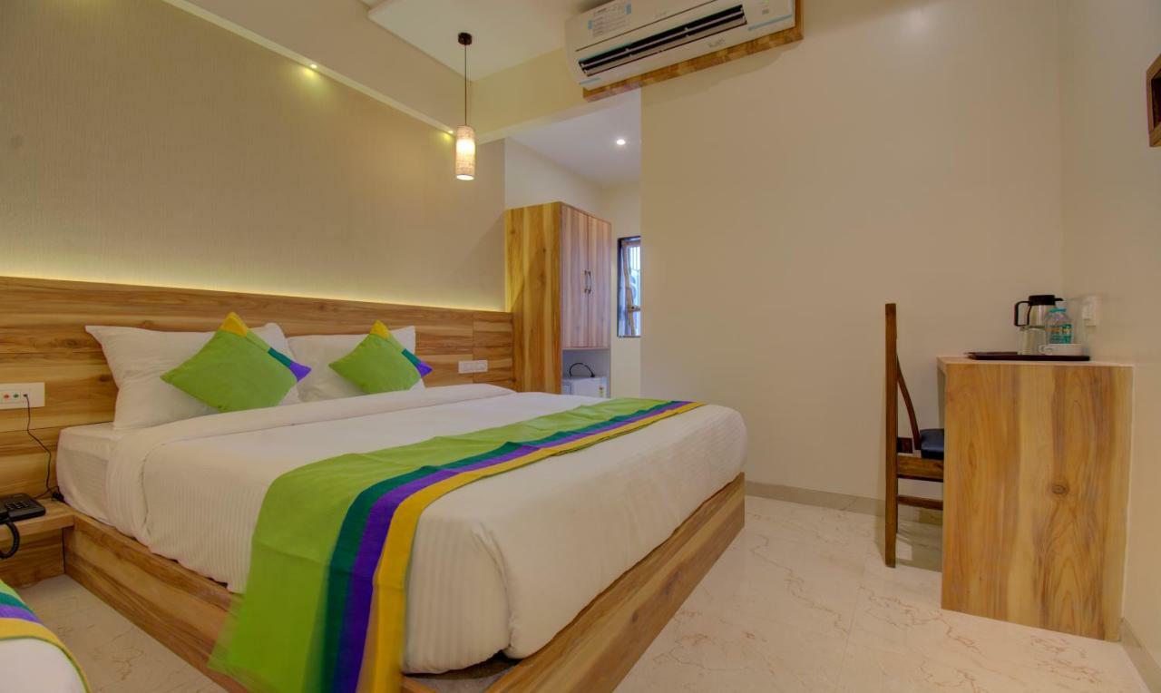 Hotel Amisha International Surat Bagian luar foto