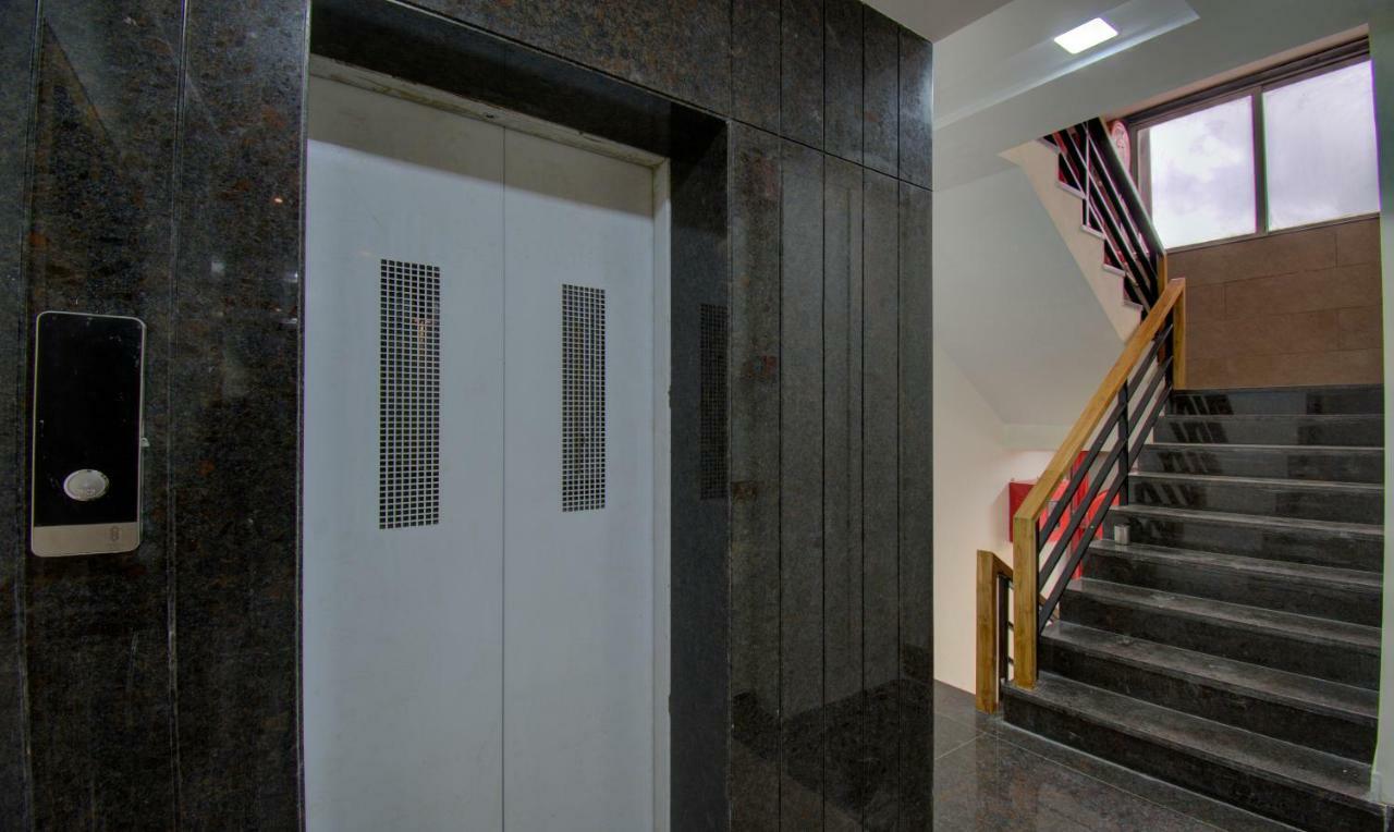 Hotel Amisha International Surat Bagian luar foto